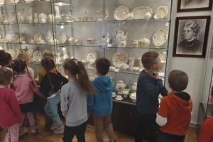 zwiedzanie sali porcelanowej w Muzeum w Żarach